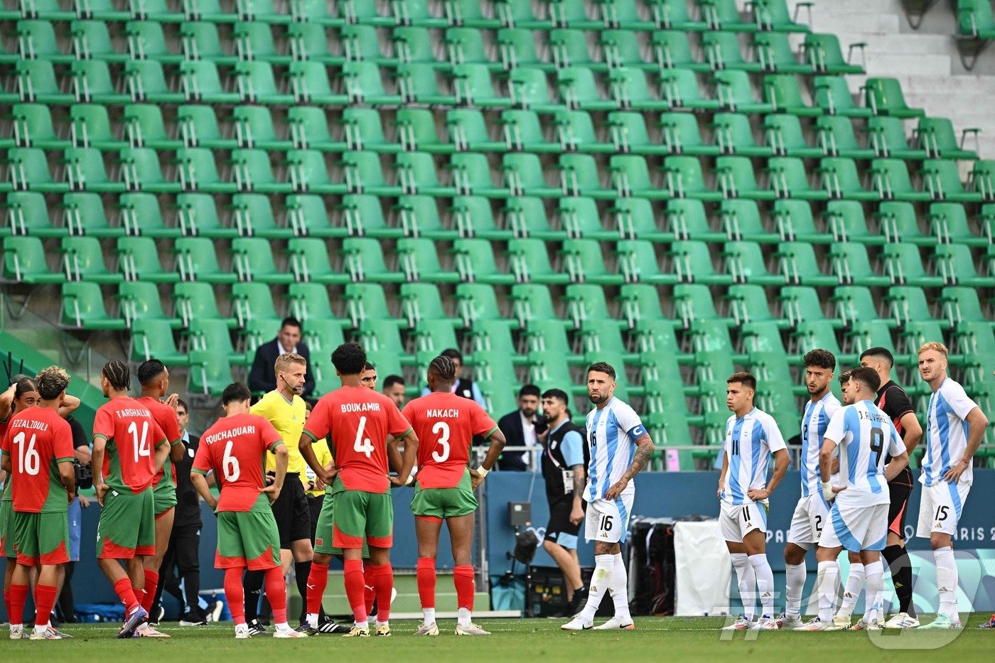 본문 이미지 - 관중을 다 내보낸 모로코와 아르헨의 경기 ⓒ AFP=뉴스1