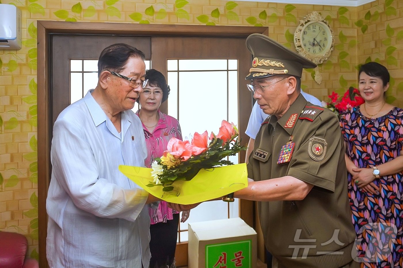 &#40;평양 노동신문=뉴스1&#41; = 북한 노동당 기관지 노동신문은 25일 &#34;당과 정부의 간부들과 무력기관 책임일꾼들이 전승절&#40;정전협정체결일&#41;을 앞둔 지난 24일 전쟁노병&#40;참전군인&#41;들의 가정을 방문했다&#34;라고 보도했다. 이번 행사에 참가한 간부들은 김덕훈 내각총리, 최룡해 최고인민회의 상임위원회 위원장, 박정천·박태성 당 비서 등이다. [국내에서만 사용가능. 재배포 금지. DB 금지. For Use Only in the Republic of Korea. Redistribution Prohibited] rodongphoto@news1.kr