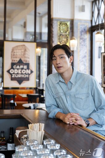 본문 이미지 - 오데온 카페에 들린 노상현(스위스정부관광청 제공)