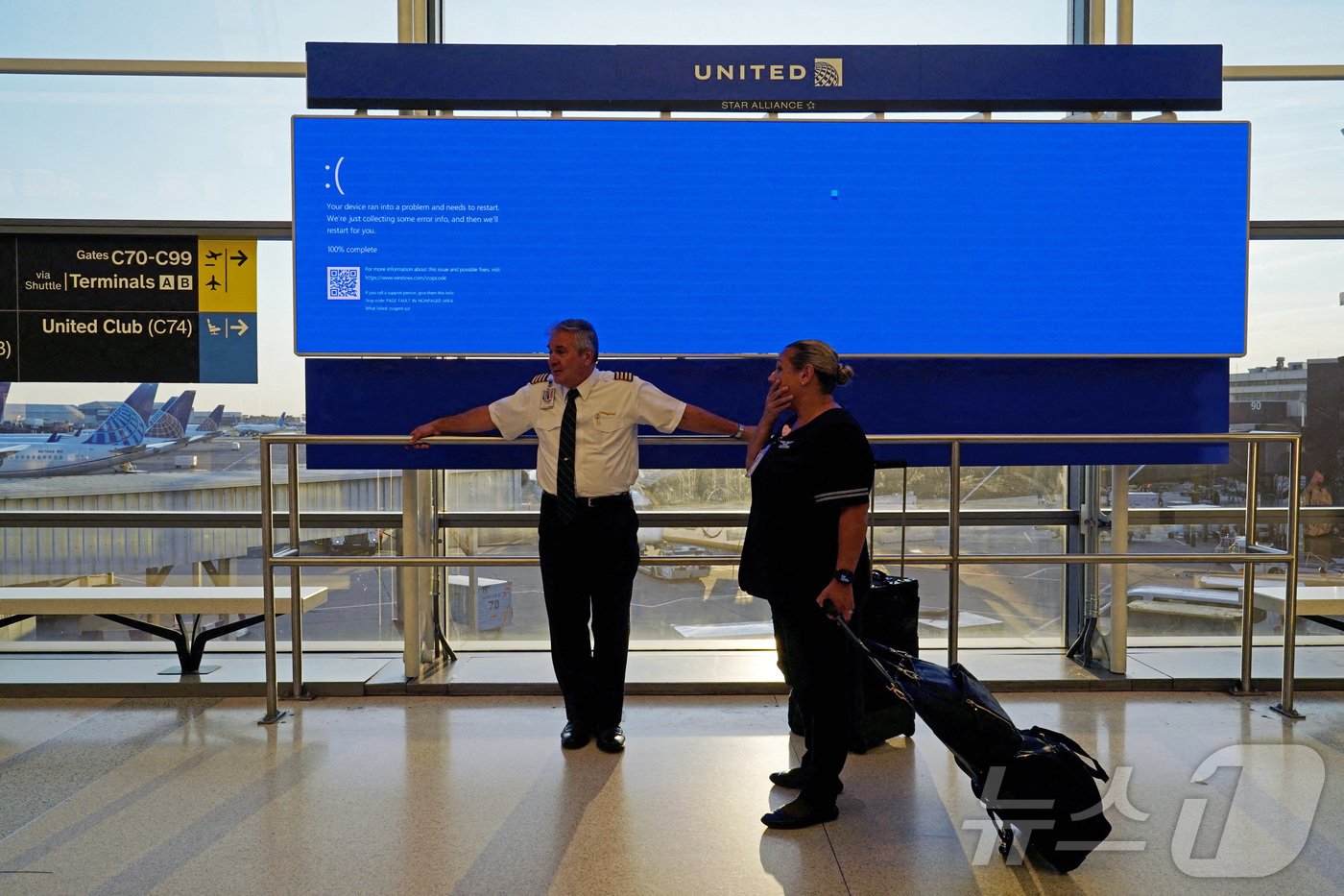본문 이미지 - 19일(현지시간) 미국 뉴저지주(州) 뉴어크 국제공항의 항공기 이·착륙 전광판에 마이크로소프트(MS) 운영체제 '윈도(Window)'의 비정상 종료를 알리는 '죽음의 블루스크린'이 뜬 모습. 2024.07.19. ⓒ 로이터=뉴스1 ⓒ News1 김성식 기자