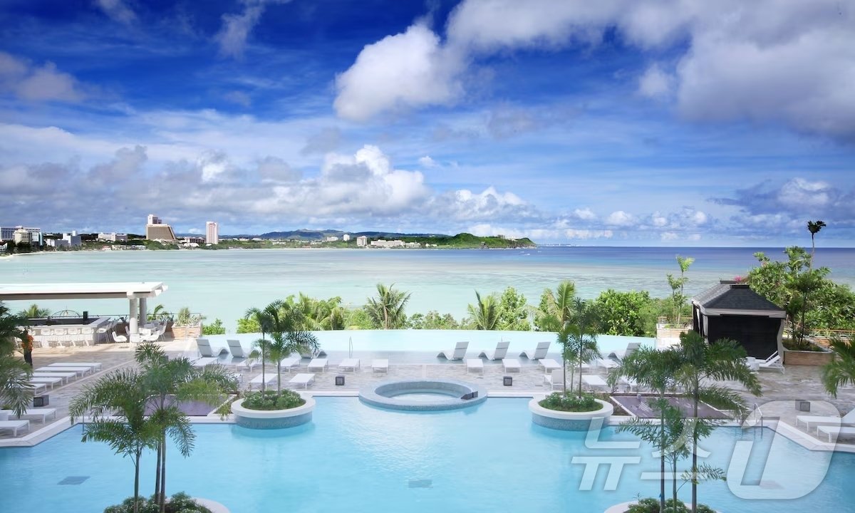 본문 이미지 - 롯데 호텔 괌 야외 수영장(호텔스닷컴 제공)