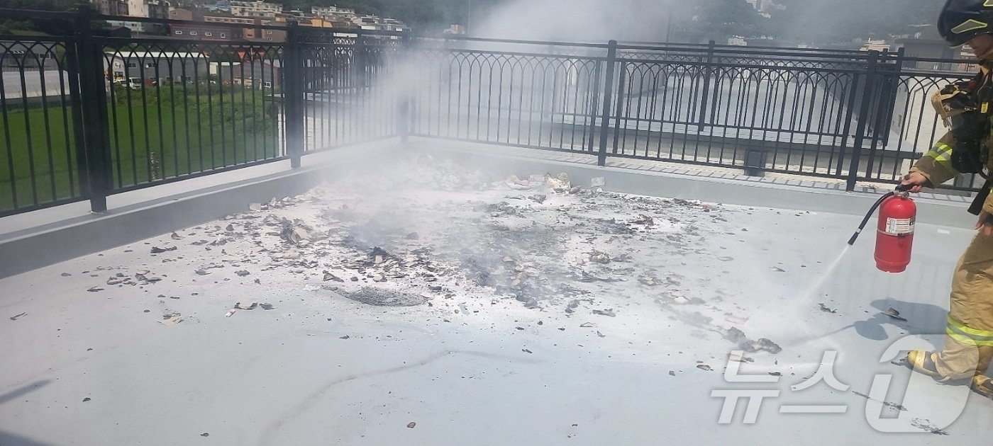 본문 이미지 - 25일 소방당국에 따르면 지난24일 오후 경기 고양시 덕양구 내유동의 다세대주택 4층 옥상에 북한의 대남풍선이 떨어져 불이나 소방대원이 진화작업을 했다고 밝혔다. (경기도북부소방재난본부 제공) 2024.7.25/뉴스1