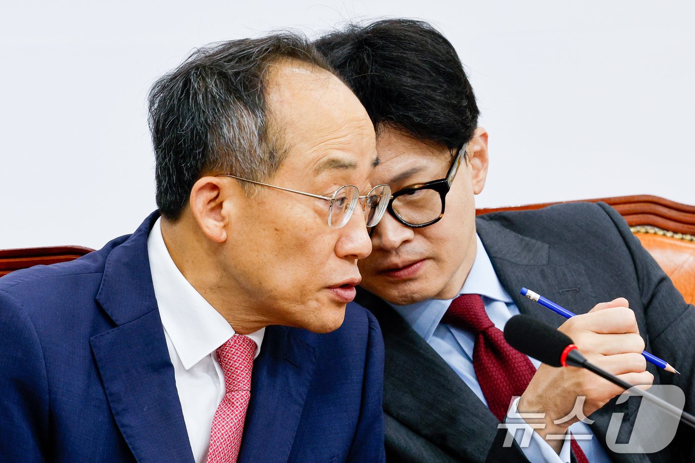 본문 이미지 - 한동훈 국민의힘 대표(오른쪽)와 추경호 원내대표가 25일 오전 서울 여의도 국회에서 열린 최고위원회의에 참석해 대화를 나누고 있다. 2024.7.25/뉴스1 ⓒ News1 안은나 기자