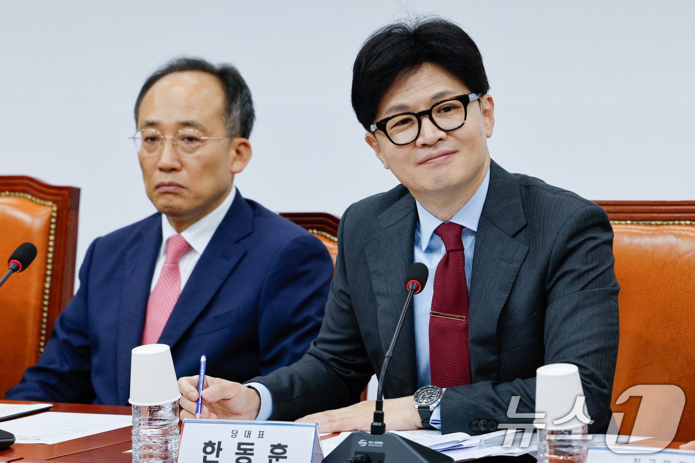 본문 이미지 - 한동훈 국민의힘 대표(오른쪽)가 25일 오전 서울 여의도 국회에서 열린 최고위원회의에 참석해 최고위원 발언을 듣고 있다. 왼쪽은 추경호 원내대표. 2024.7.25/뉴스1 ⓒ News1 안은나 기자