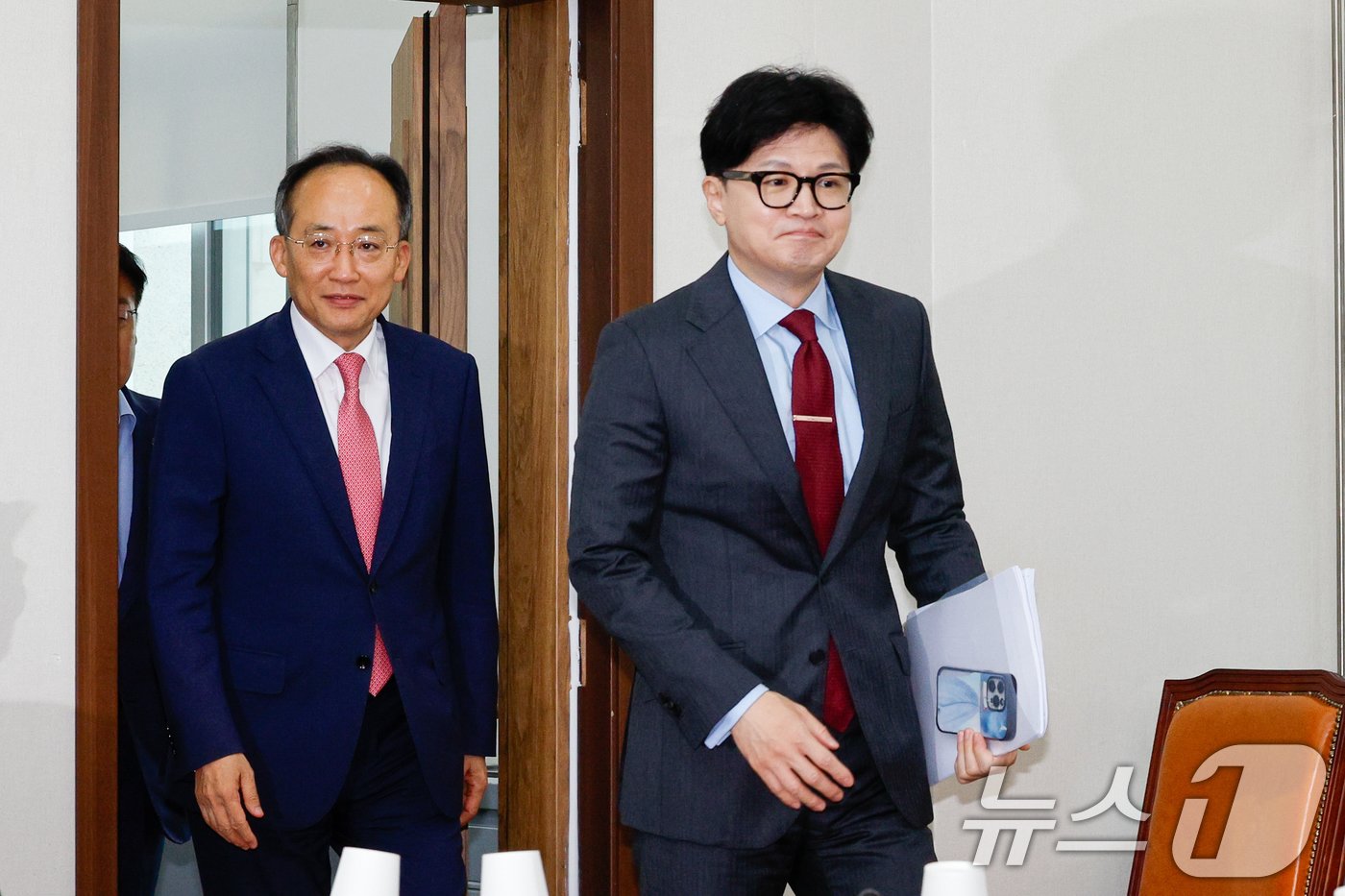 본문 이미지 - 한동훈 국민의힘 대표(오른쪽)와 추경호 원내대표가 25일 오전 서울 여의도 국회에서 열린 최고위원회의에 입장하고 있다. 2024.7.25/뉴스1 ⓒ News1 안은나 기자