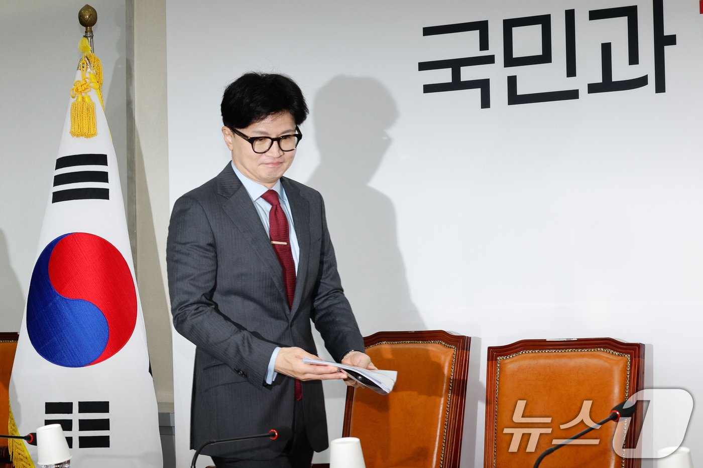 본문 이미지 - 한동훈 국민의힘 대표가 25일 오전 서울 여의도 국회에서 열린 첫 최고위원회의에 입장하고 있다. 2024.7.25/뉴스1 ⓒ News1 안은나 기자