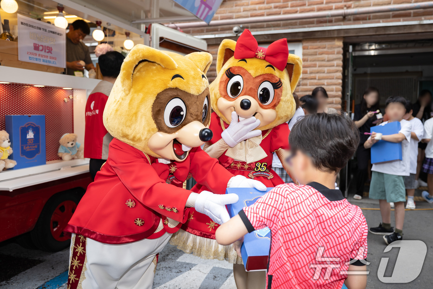 (서울=뉴스1) = 롯데월드의 캐릭터 로티·로리가 지난 24일 서울 강동구 아동 청소년 보육시설 '명진들꽃사랑마을'을 방문, 아이스크림과 선물을 전달하고 있다. (롯데월드 제공) …