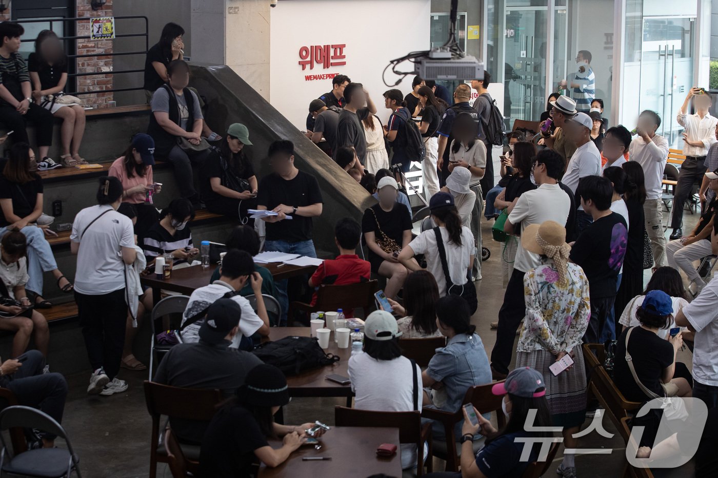 25일 서울 강남구 위메프 본사가 &#39;정산 지연 사태&#39;로 환불을 요구하는 고객로 붐비고 있다. 2024.7.25/뉴스1 ⓒ News1 유승관 기자