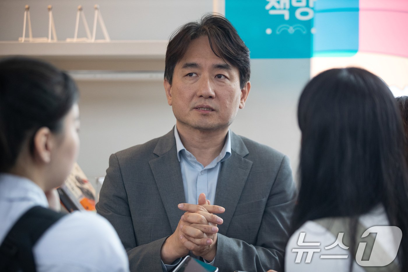 본문 이미지 - 류화현 위메프 대표가 25일 서울 강남구 위메프 본사에서 '정산 지연 사태'로 환불을 요구하는 고객 및 취재진과 대화를 나누고 있다. 2024.7.25/뉴스1 ⓒ News1 유승관 기자