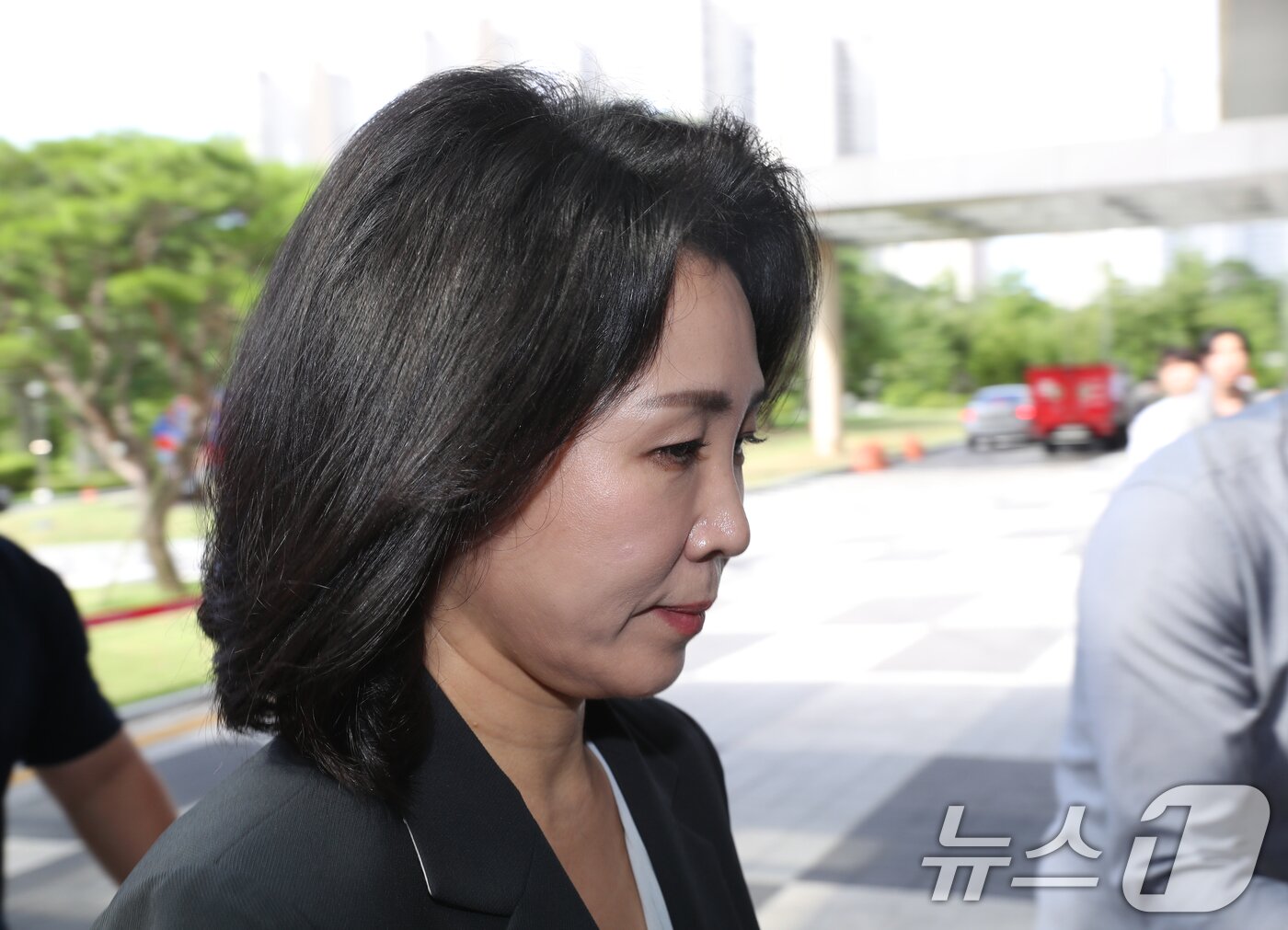 본문 이미지 - 공직선거법 위반 혐의로 불구속 기소된 더불어민주당 이재명 전 대표의 배우자 김혜경 씨가 25일 오전 경기 수원시 영통구 수원지방법원에서 열린 공판에 출석하고 있다. 2024.7.25/뉴스1 ⓒ News1 김영운 기자