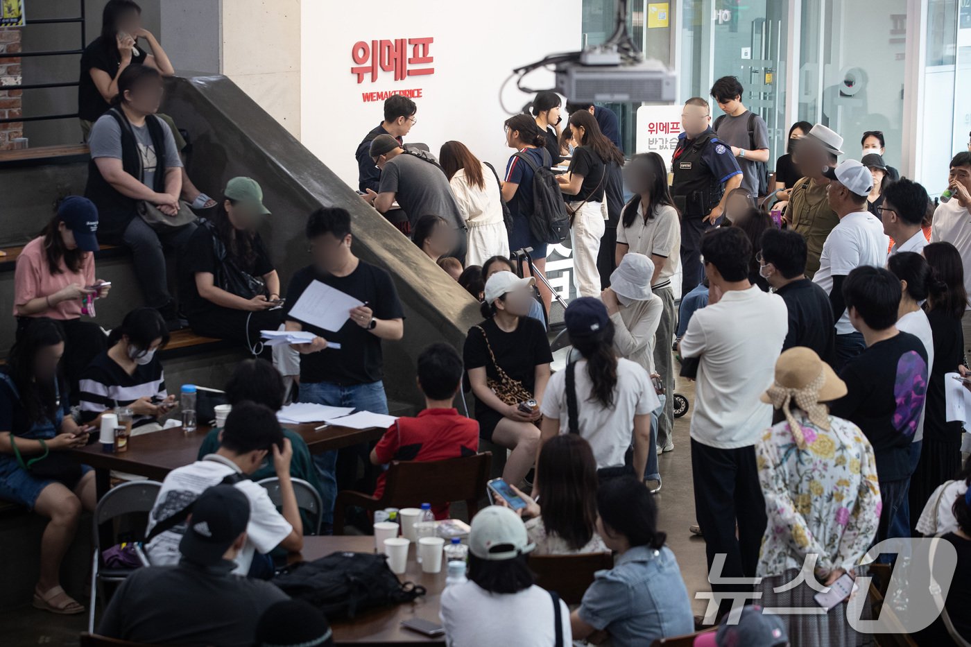 25일 서울 강남구 위메프 본사가 &#39;정산 지연 사태&#39;로 환불을 요구하는 고객들로 붐비고 있다. 2024.7.25/뉴스1 ⓒ News1 유승관 기자