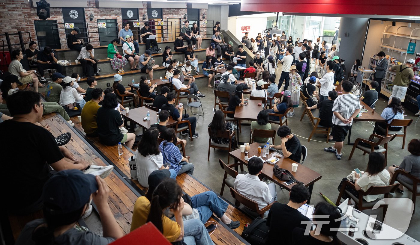 본문 이미지 - 25일 서울 강남구 위메프 본사가 '정산 지연 사태'로 환불을 요구하는 고객들로 붐비고 있다. 2024.7.25/뉴스1 ⓒ News1 유승관 기자