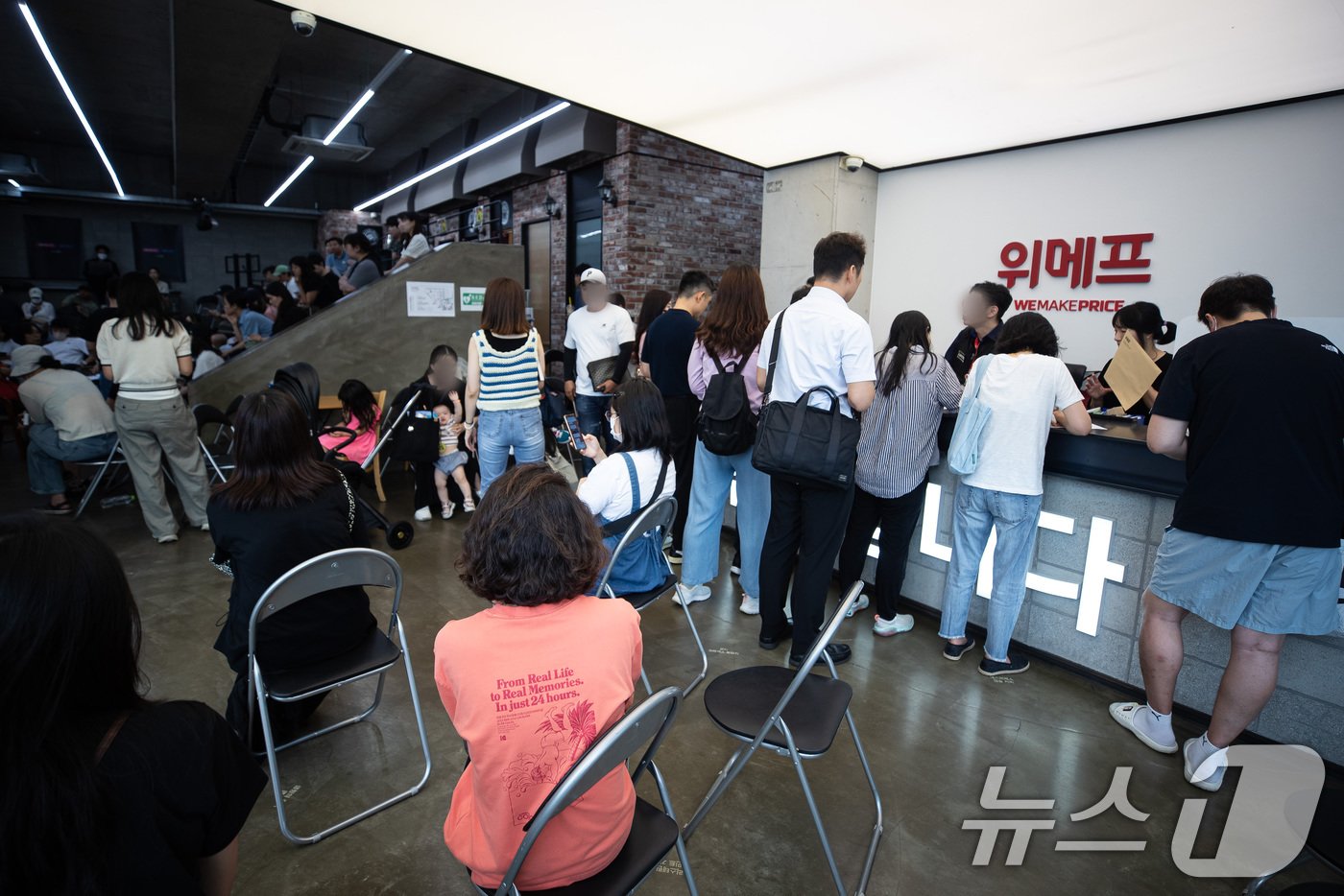 본문 이미지 - 25일 서울 강남구 위메프 본사가 '정산 지연 사태'로 환불을 요구하는 고객들로 붐비고 있다. 2024.7.25/뉴스1 ⓒ News1 유승관 기자