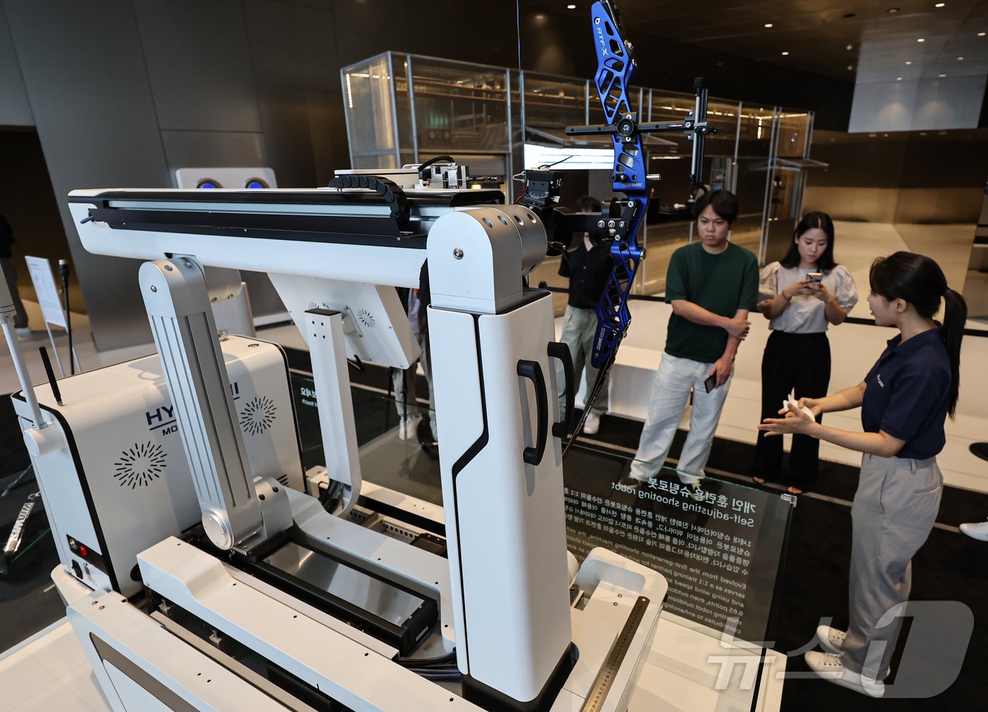 본문 이미지 - 25일 현대모터스튜디오 고양에서 열린 '모빌리티 기술과 양궁의 만남' 미디어데이에서 직원이 개인 훈련용 슈팅로봇에 대해 설명하고 있다. 2024.7.25/뉴스1 ⓒ News1 김도우 기자