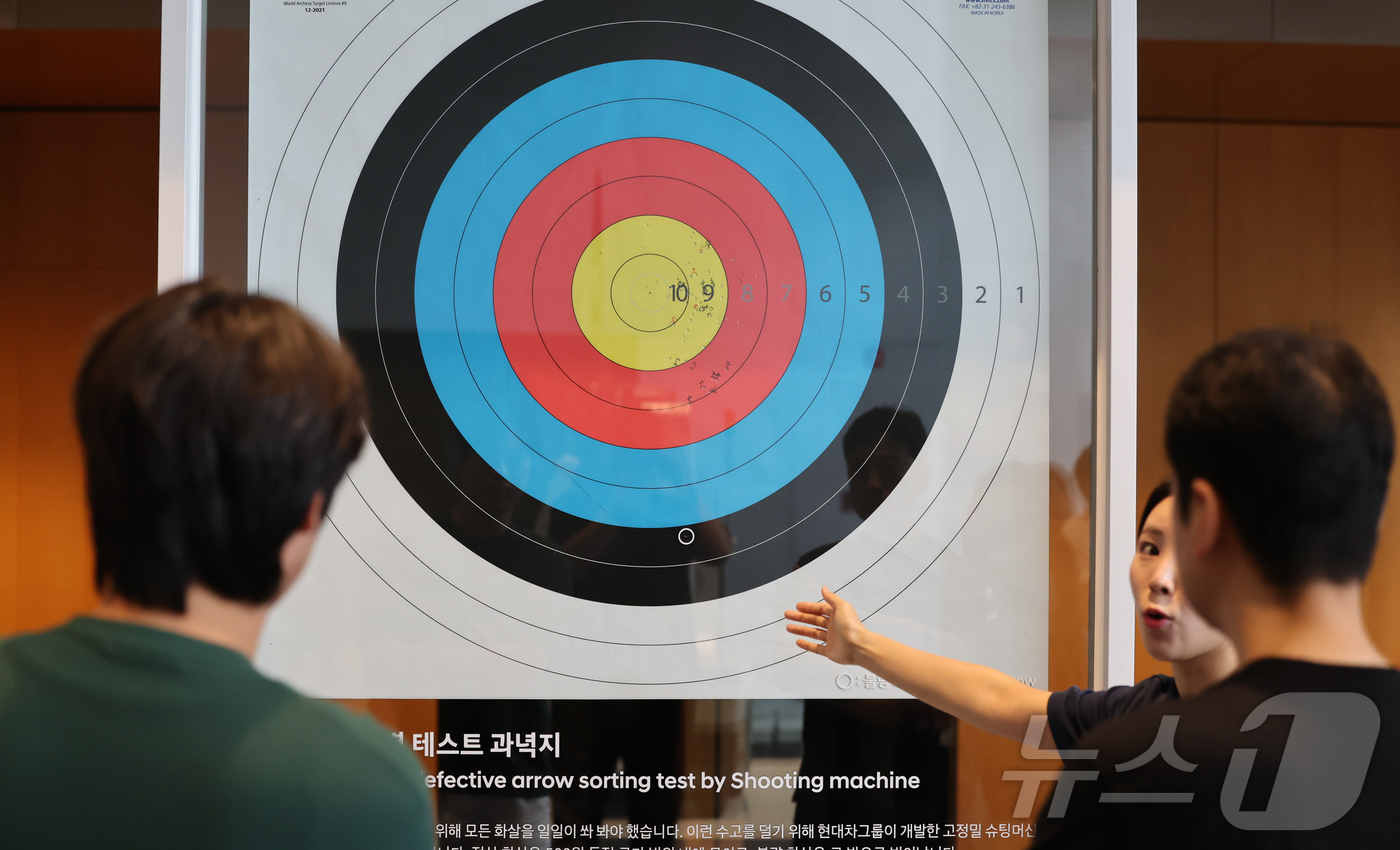 (고양=뉴스1) 김도우 기자 = 25일 현대모터스튜디오 고양에서 열린 '모빌리티 기술과 양궁의 만남' 미디어데이에서 직원이 불량 화살 선별 테스트 과녁지에 대해 설명하고 있다. 2 …