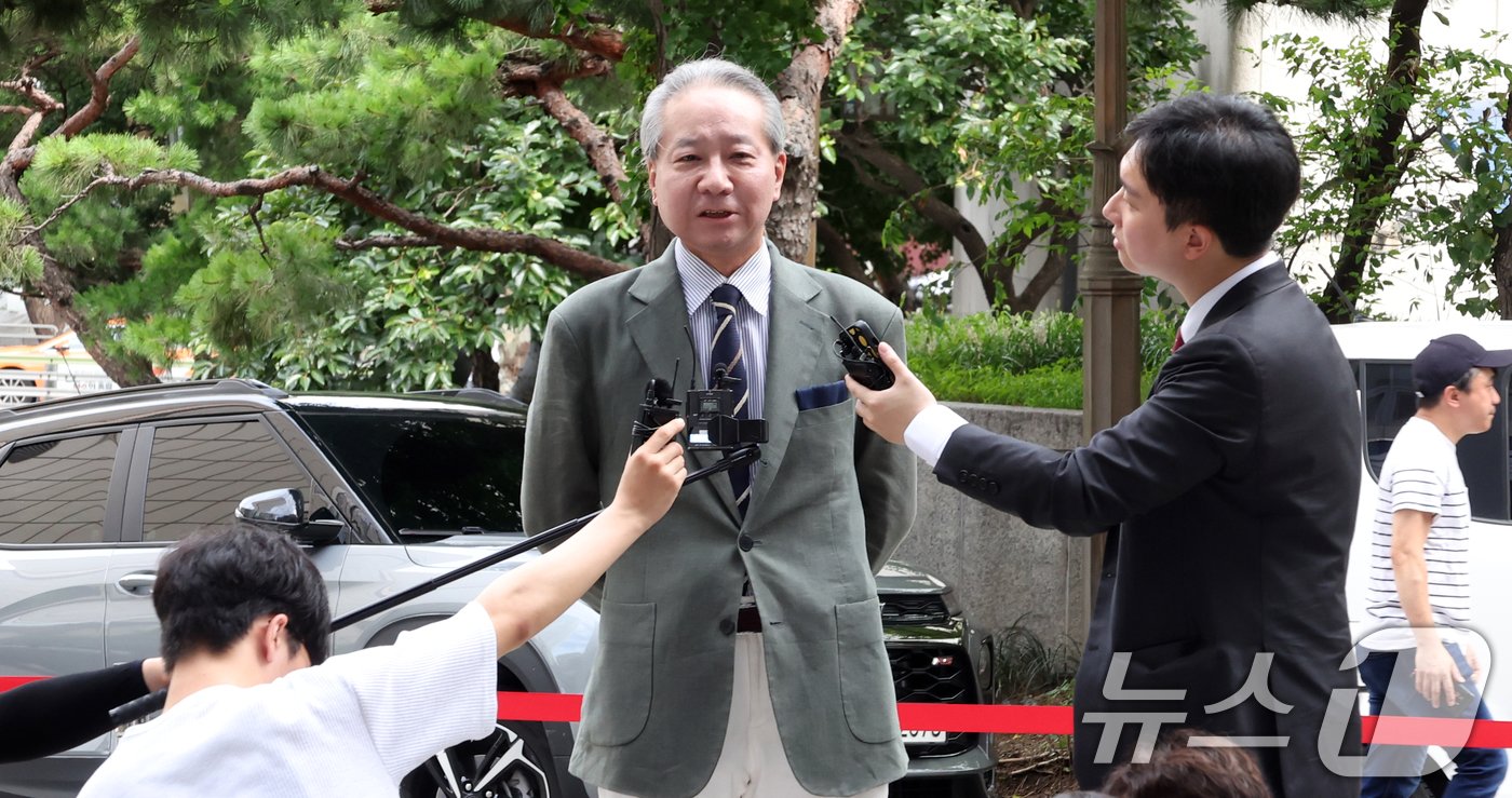 &#39;전공의 집단사직 공모&#39; 혐의를 받는 주수호 전 대한의사협회 비대위 언론홍보위원장이 25일 오전 서울 마포구 서울경찰청 공공범죄수사대에 출석하며 취재진의 질문에 답변하고 있다. 2024.7.25/뉴스1 ⓒ News1 김명섭 기자