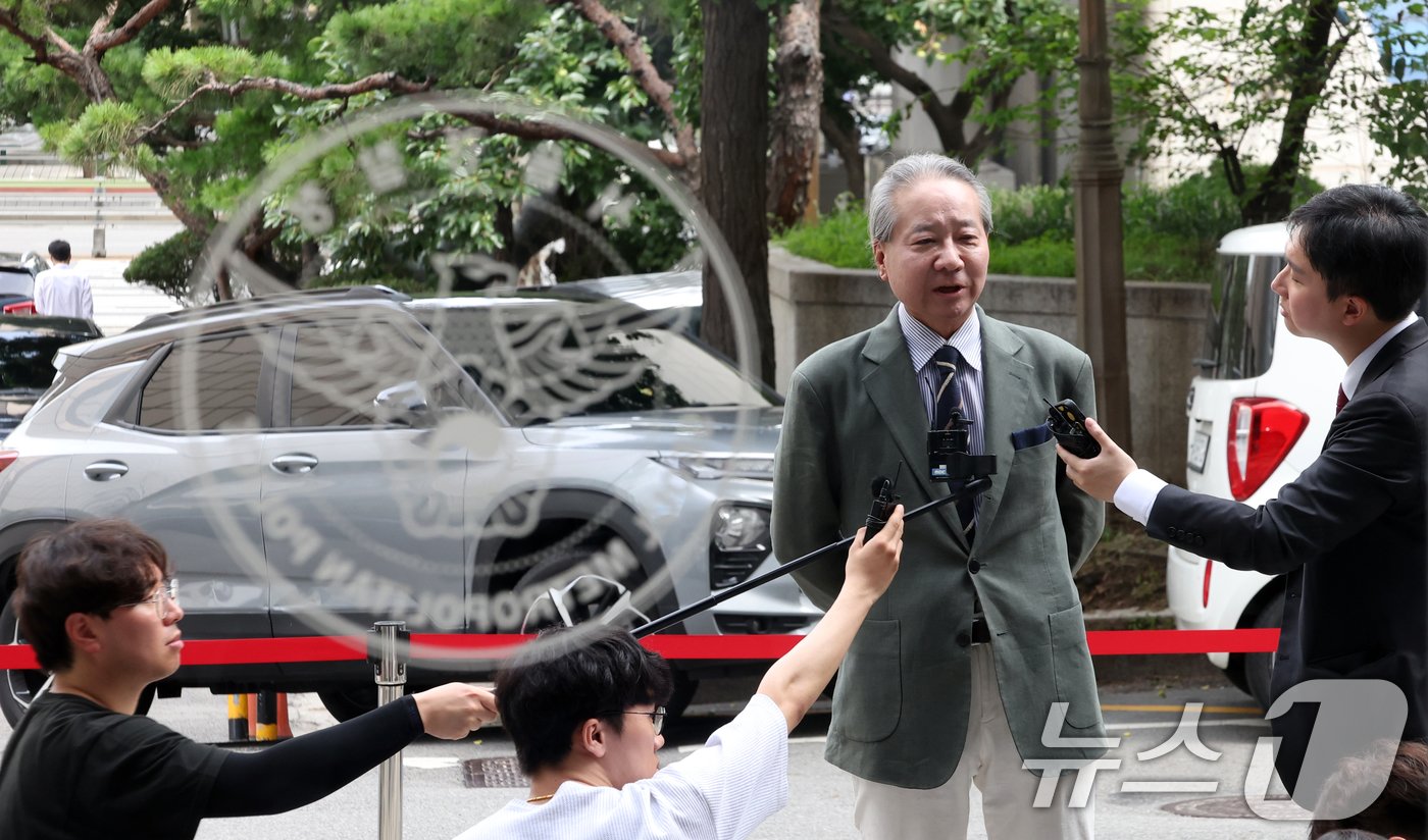 본문 이미지 - '전공의 집단사직 공모' 혐의를 받는 주수호 전 대한의사협회 비대위 언론홍보위원장이 25일 오전 서울 마포구 서울경찰청 공공범죄수사대에 출석하며 취재진의 질문에 답변하고 있다. 2024.7.25/뉴스1 ⓒ News1 김명섭 기자