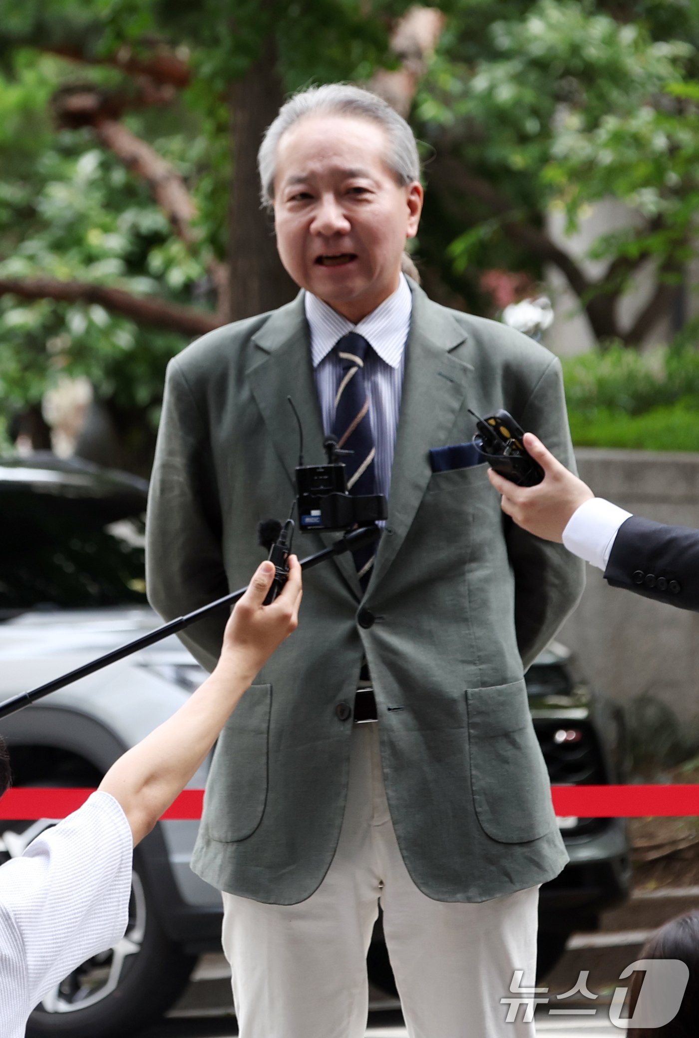 &#39;전공의 집단사직 공모&#39; 혐의를 받는 주수호 전 대한의사협회 비대위 언론홍보위원장이 25일 오전 서울 마포구 서울경찰청 공공범죄수사대에 출석하며 취재진의 질문에 답변하고 있다. 2024.7.25/뉴스1 ⓒ News1 김명섭 기자