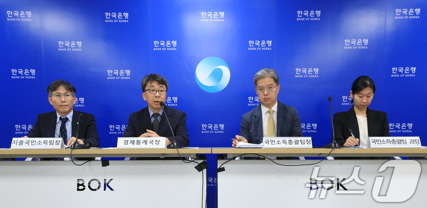 본문 이미지 - 25일 오전 서울 중구 한국은행에서 이인규 지출국민소득팀장(왼쪽부터), 신승철 경제통계국장, 강창구 국민소득총괄팀장, 하남영 국민소득총괄팀 과장이 참석한 가운데 2024년 2/4분기 실질 국내총생산(속보) 설명회가 진행되고 있다. /뉴스1