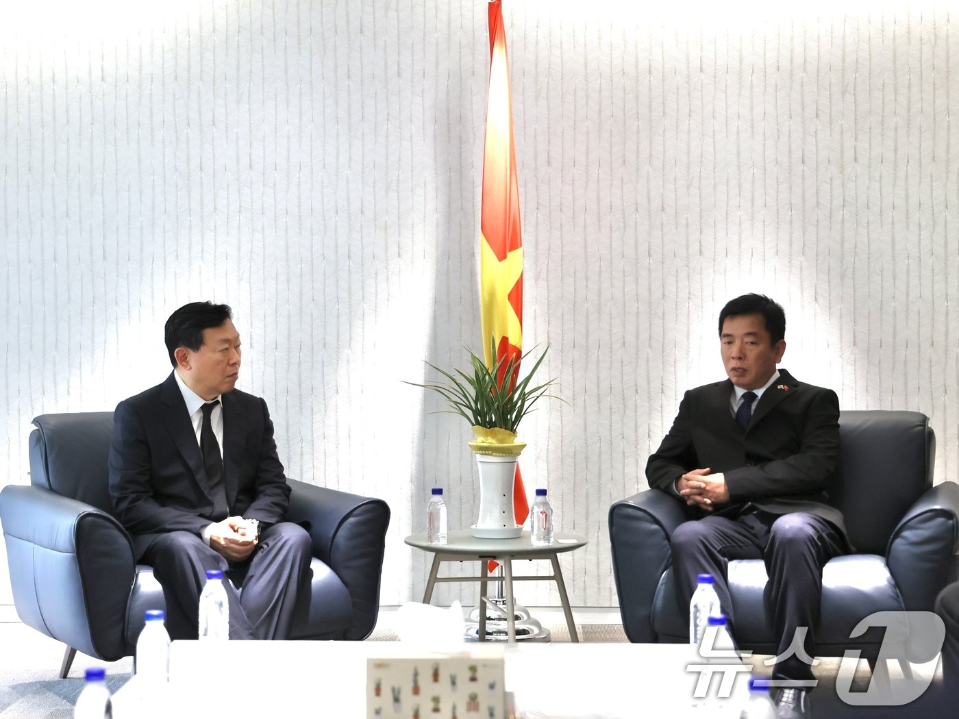 본문 이미지 - 신동빈 롯데 회장이 25일 오전 서울 종로구 주한 베트남 대사관에 마련된 응우옌 푸 쫑 베트남 공산당 서기장 분향소를 조문한 후 부 호 주한베트남 대사에게 위로의 말을 전하고 있다. (롯데그룹 제공) 2024.7.25/뉴스1