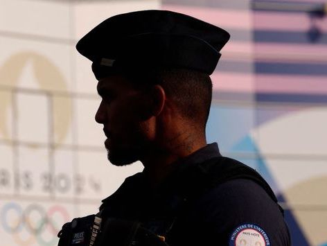 [포토] 파리 올림픽 축구 경기장 앞 사주경계하는 경찰