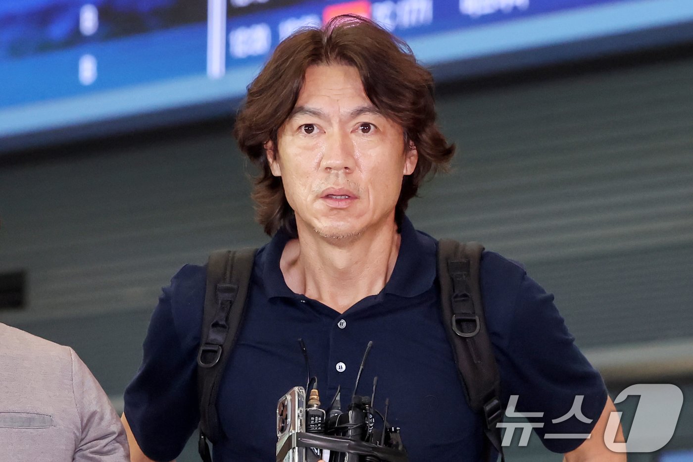 본문 이미지 - 홍명보 대한민국 축구 국가대표팀 감독이 25일 오전 외국인 코치 선임을 위한 유럽 순방을 마친 뒤 인천국제공항을 통해 귀국한 뒤 소감을 밝히고 있다. 2024.7.25/뉴스1 ⓒ News1 민경석 기자