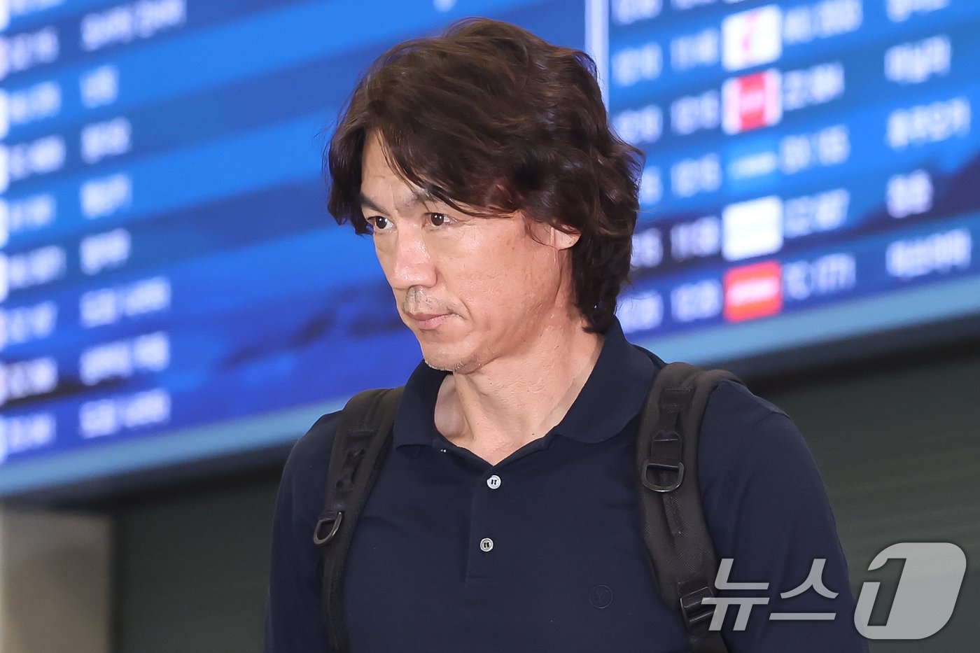 본문 이미지 - 홍명보 대한민국 축구 국가대표팀 감독이 25일 오전 외국인 코치 선임을 위한 유럽 순방을 마친 뒤 인천국제공항을 통해 귀국하고 있다. 2024.7.25/뉴스1 ⓒ News1 민경석 기자