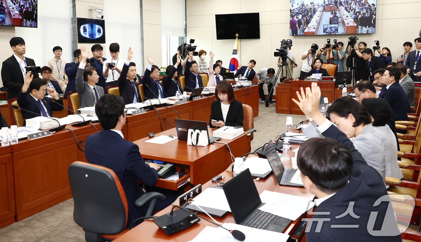 25일 오전 서울 여의도 국회 과학기술정보방송통신위원회에서 열린 이진숙 방송통신위원장 후보자 인사청문회에서 증인 출석 요구의 건과 관련해 거수 표결이 진행되고 있다. 2024.7.25/뉴스1 ⓒ News1 김민지 기자