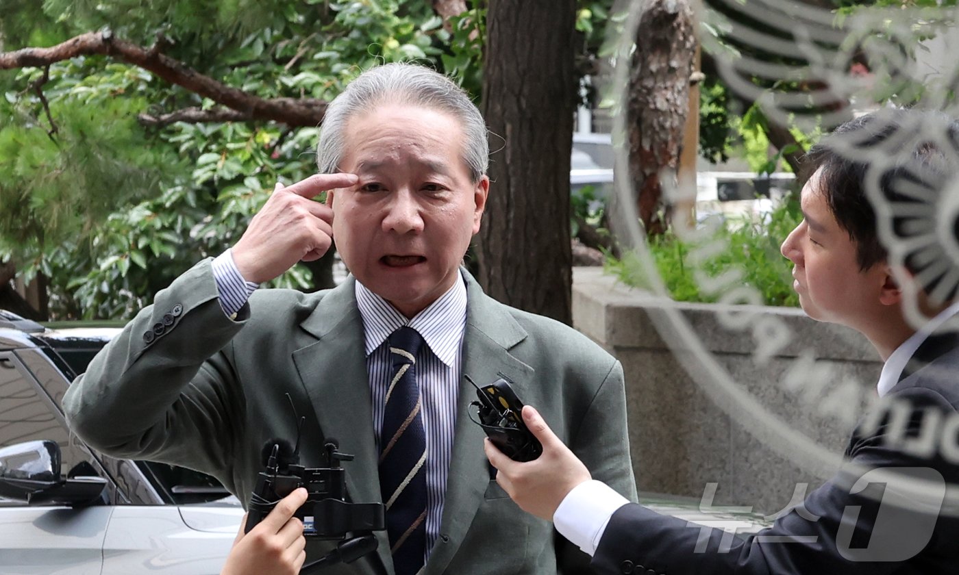 &#39;전공의 집단사직 공모&#39; 혐의를 받는 주수호 전 대한의사협회 비대위 언론홍보위원장이 25일 오전 서울 마포구 서울경찰청 공공범죄수사대에 출석하며 취재진의 질문에 답변하고 있다. 2024.7.25/뉴스1 ⓒ News1 김명섭 기자