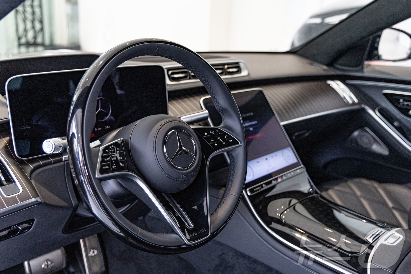 (서울=뉴스1) 이재명 기자 = 메르세데스 벤츠 코리아는 25일 서울 성수동에 위치한 복합문화공간 XYZ에서 메르세데스 마이바흐 S580 나이트 시리즈를 공개했다.마이바흐 나이트 …