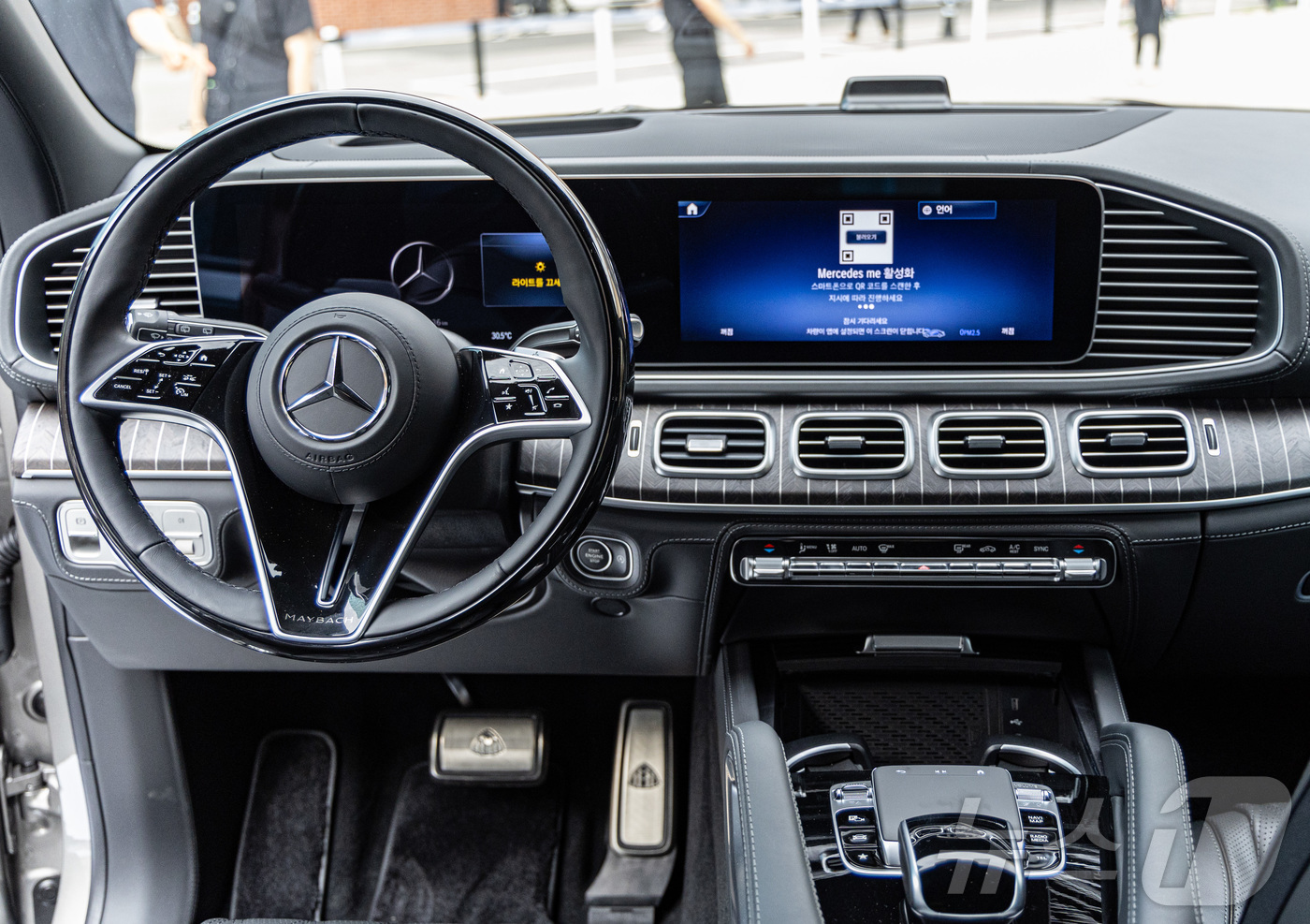 (서울=뉴스1) 이재명 기자 = 메르세데스 벤츠 코리아는 25일 서울 성수동에 위치한 복합문화공간 XYZ에서 메르세데스 마이바흐 GLS 600 마누팍투어 나이트 시리즈를 공개했다. …