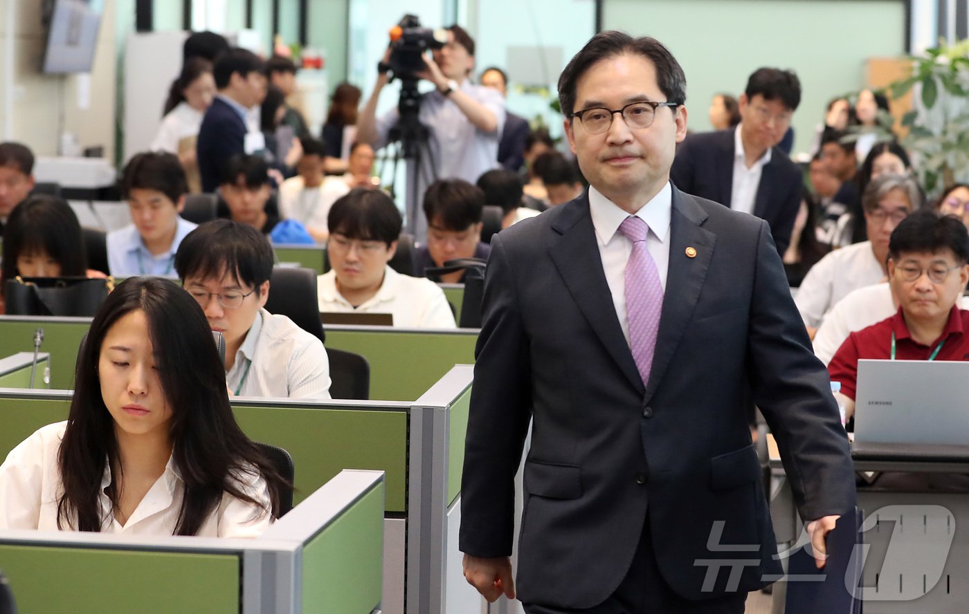 한기정 공정거래위원장이 25일 오전 세종시 정부세종청사 공정거래위원회 기자실에서 열린 출입기자단 간담회에 참석하고 있다.2024.7.25/뉴스1