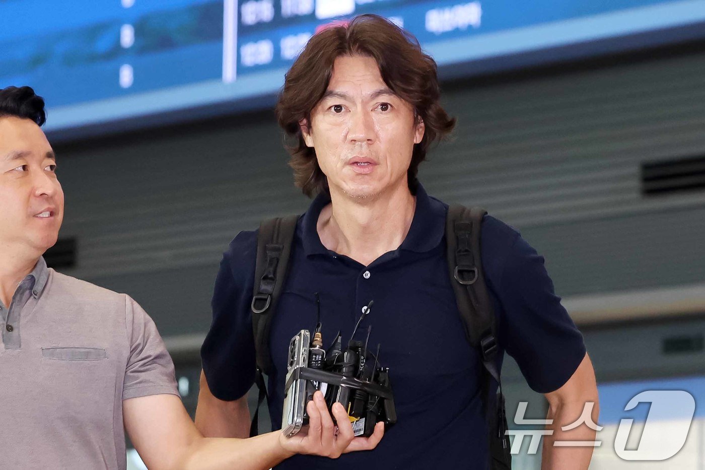 본문 이미지 - 홍명보 대한민국 축구 국가대표팀 감독이 25일 오전 외국인 코치 선임을 위한 유럽 순방을 마친 뒤 인천국제공항을 통해 귀국한 뒤 소감을 밝히고 있다. 2024.7.25/뉴스1 ⓒ News1 민경석 기자