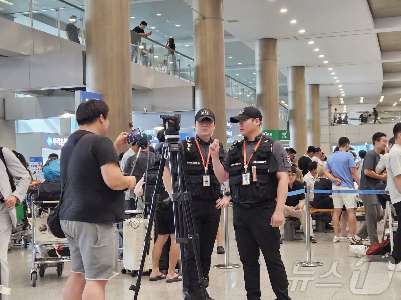 홍명보 감독 입국 현장서 보안요원과 실랑이를 벌이고 있는 유튜버ⓒ News1 안영준 기자 