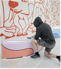 본문 이미지 - 허스크밋나븐의 작업 모습. 사비나미술관 제공.