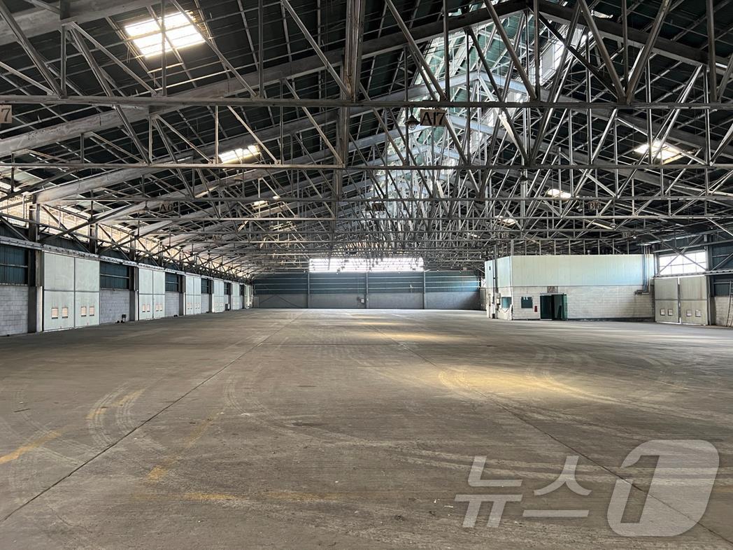본문 이미지 - 창업·문화 복합 공간으로 조성될 부산항 북항 제1부두에 있는 창고 내부 전경(부산시청 제공)