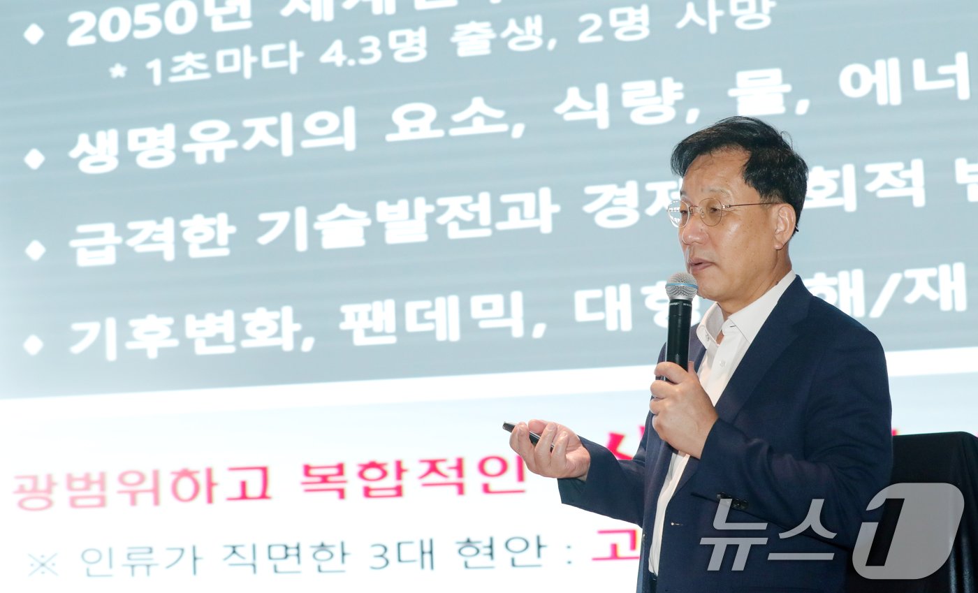 이송인 전북테크노파크 정책기획단장이 25일 전북자치도 전주시 전주 시그니처호텔에서 열린 제12회 전북포럼에서 &#39;전북 바이오산업 육성 전략과 향후 과제&#39;를 주제로 발제를 하고 있다. 2024.7.25/뉴스1 ⓒ News1 유경석 기자