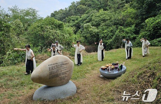 한성준 선생 탄생 150주년을 기념해 홍성 갈산면 묘소에서 열린 비석 제막식에서 ‘본살풀이’를 헌무하고 있다.&#40;홍성군 제공&#41; /뉴스1