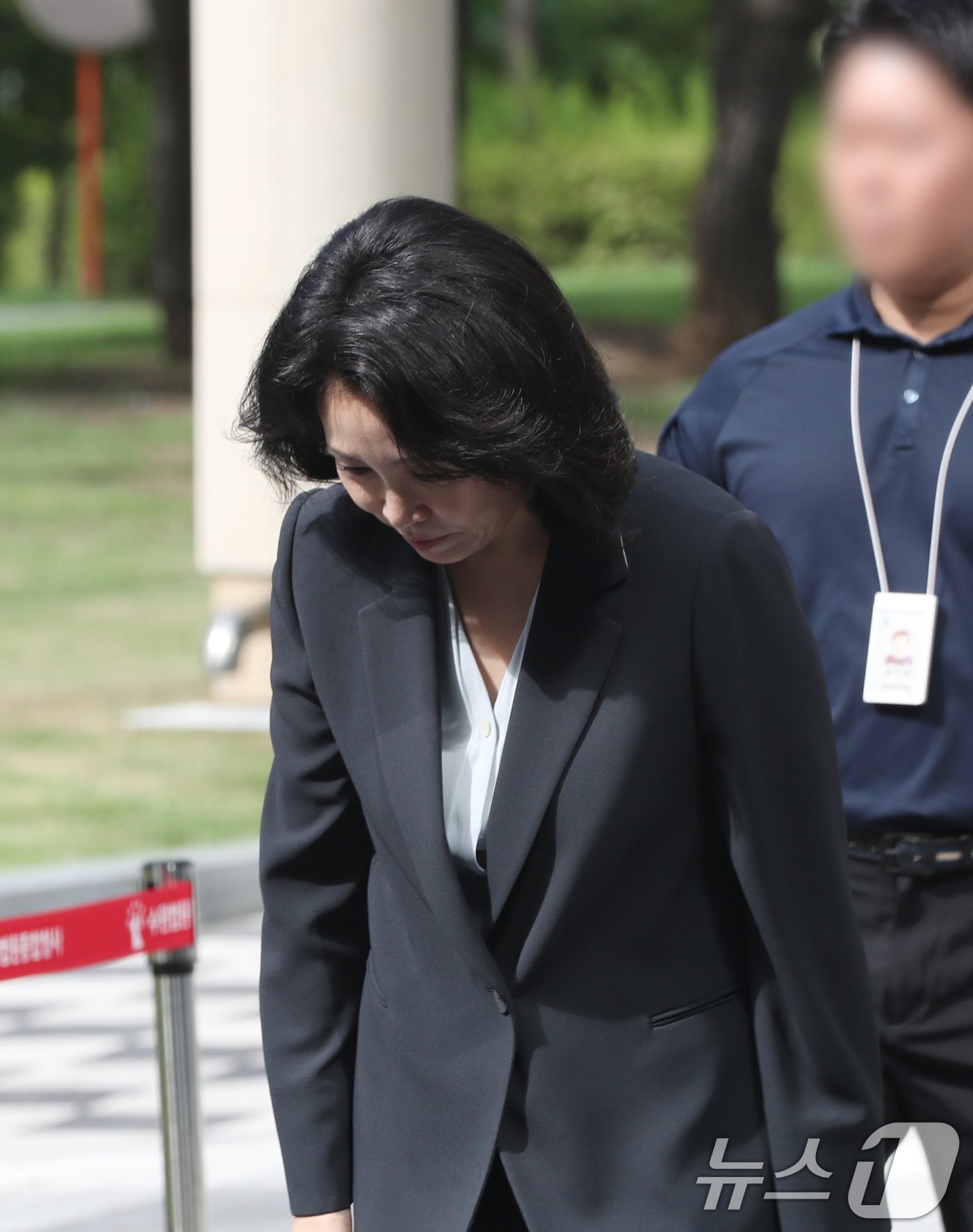 본문 이미지 - 공직선거법 위반 혐의로 불구속 기소된 더불어민주당 이재명 전 대표의 배우자 김혜경 씨가 25일 오전 경기 수원시 영통구 수원지방법원에서 열린 공판에 출석하면서 지지자들에게 인사하고 있다. 2024.7.25/뉴스1 ⓒ News1 김영운 기자