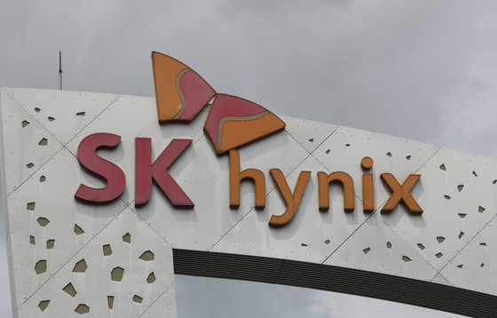 "오라클 쇼크" 하이닉스 3.75% 급락…삼성전자도 11만 찍고 약세[핫종목]