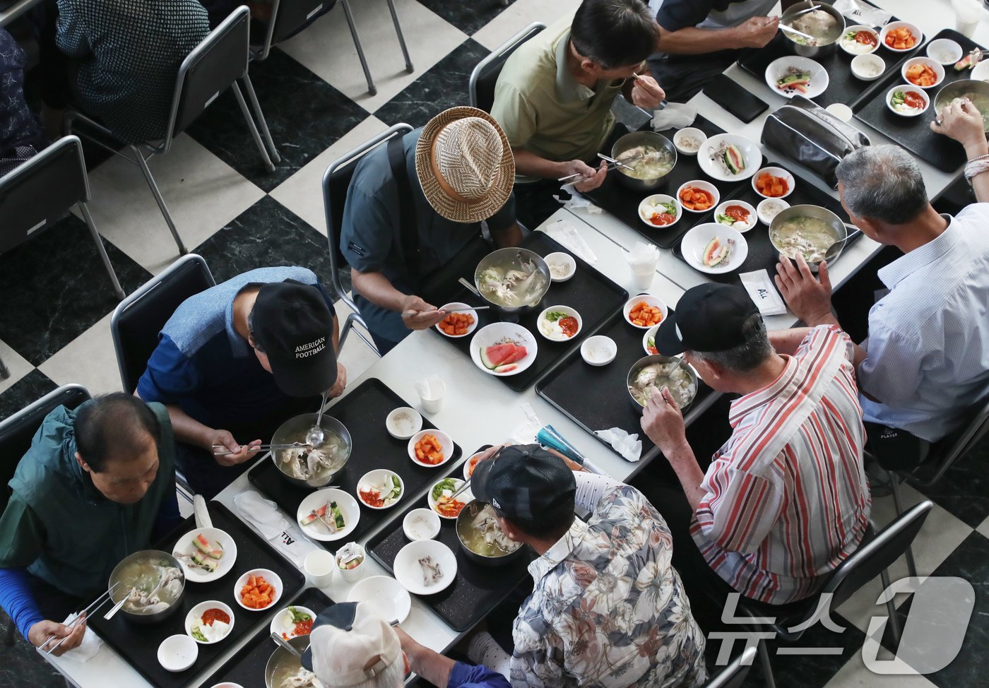 지난 25일 부산 사상구 경남정보대학교 학생식당에서 열린 지역 어르신 초청 &#39;사랑의 삼계탕 나누기&#39; 행사에서 총학생회와 자원봉사자들이 중복을 맞아 지역 어르신 300여 명에게 삼계탕을 대접하고 있다. 2024.7.25/뉴스1 ⓒ News1 윤일지 기자