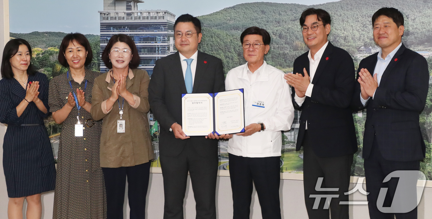 (부산=뉴스1) 윤일지 기자 = 25일 부산 기장군청에서 열린 '2024 신세계사이먼 부산 프리미엄 아울렛 채용박람회'에 앞서 장종복 기장군수와 윤홍립 신세계사이먼 상무가 일자리 …