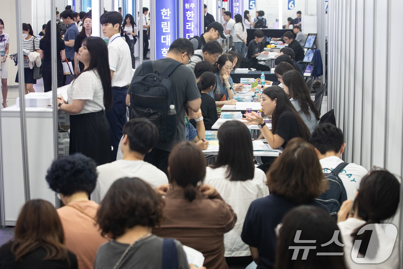 서울 강남구 코엑스에서 7월 열린 &#39;2025학년도 수시 대학입학정보박람회&#39;를 찾은 학생과 학부모가 상담을 받는 모습. /뉴스1 ⓒ News1 유승관 기자