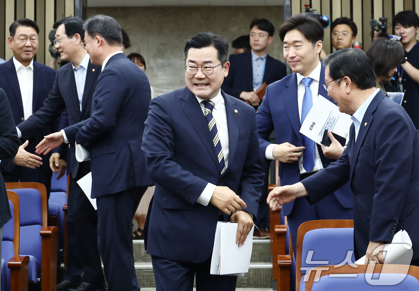 (서울=뉴스1) 김민지 기자 = 박찬대 더불어민주당 당대표 직무대행 겸 원내대표가 25일 오후 서울 여의도 국회에서 열린 의원총회에 참석하고 있다. 2024.7.25/뉴스1