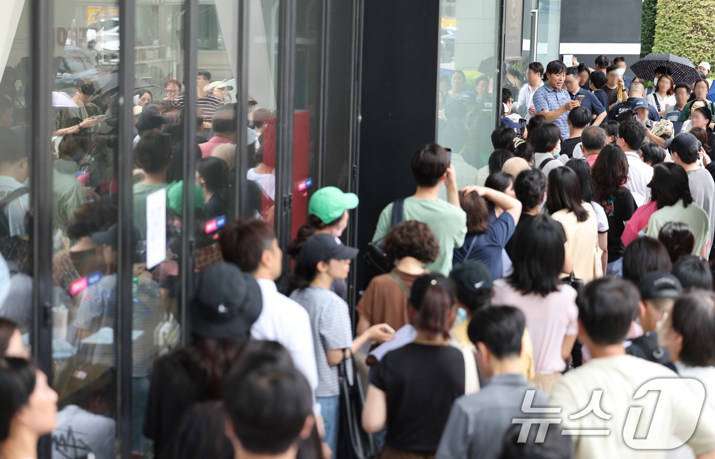 25일 오후 서울 강남구 위메프 본사가 &#39;정산 지연 사태&#39;로 환불을 요구하는 고객들로 붐비고 있다. 2024.7.25/뉴스1 ⓒ News1 신웅수 기자