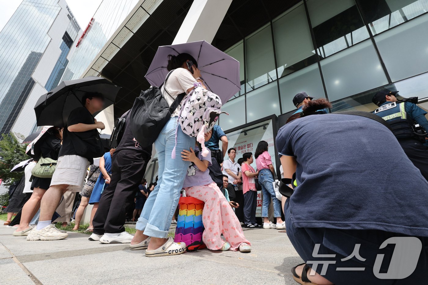 25일 오후 서울 강남구 위메프 본사가 &#39;정산 지연 사태&#39;로 환불을 요구하는 고객들로 붐비고 있다. 2024.7.25/뉴스1 ⓒ News1 신웅수 기자