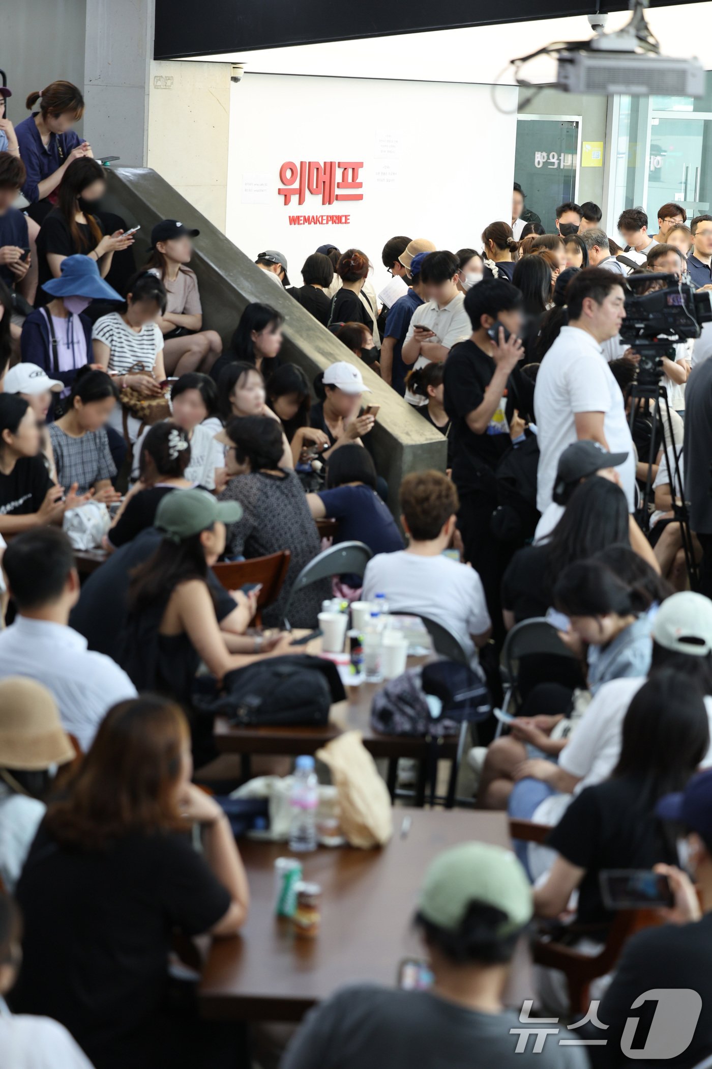 25일 오후 서울 강남구 위메프 본사가 &#39;정산 지연 사태&#39;로 환불을 요구하는 고객들로 붐비고 있다.  2024.7.25/뉴스1 ⓒ News1 신웅수 기자