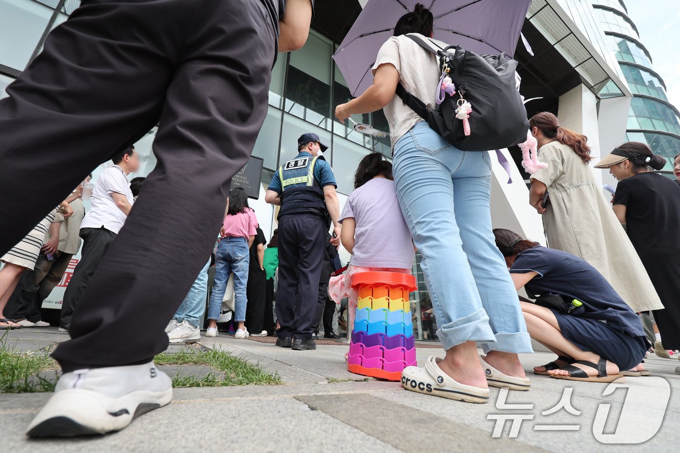 25일 오후 서울 강남구 위메프 본사가 &#39;정산 지연 사태&#39;로 환불을 요구하는 고객들로 붐비고 있다. 2024.7.25/뉴스1 ⓒ News1 신웅수 기자