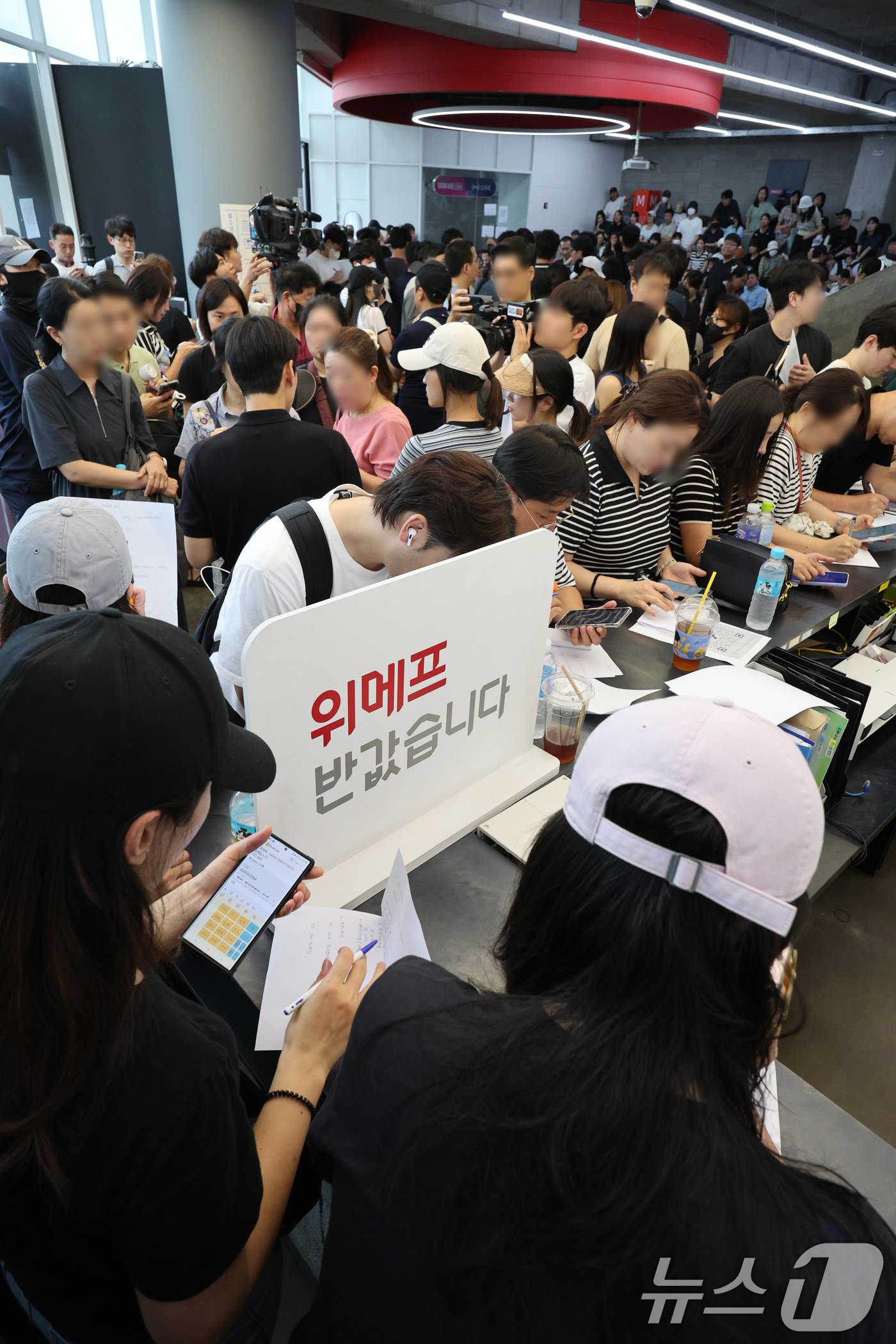 25일 오후 서울 강남구 위메프 본사가 &#39;정산 지연 사태&#39;로 환불을 요구하는 고객들로 붐비고 있다. 2024.7.25/뉴스1 ⓒ News1 신웅수 기자