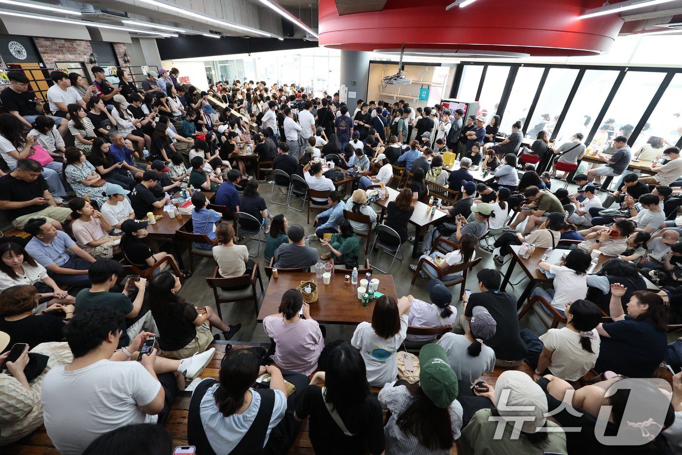 25일 오후 서울 강남구 위메프 본사가 &#39;정산 지연 사태&#39;로 환불을 요구하는 고객들로 붐비고 있다. 2024.7.25/뉴스1 ⓒ News1 신웅수 기자